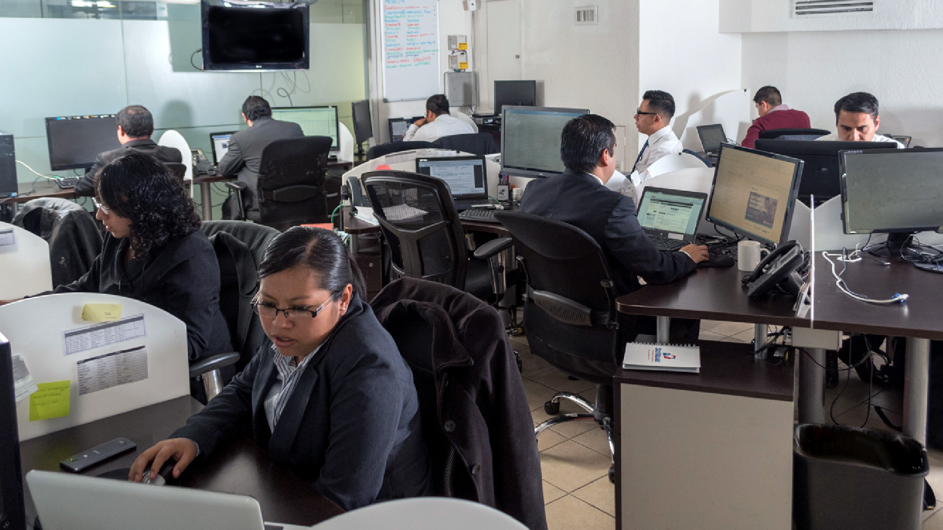 Equipo de SAC-WALABI trabajando con la interfaz de G-REP, optimizando reportes regulatorios en tiempo real.